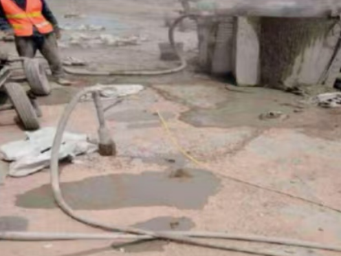 马关水泥混凝土路面板底注浆技术 路面脱空注浆整治方案