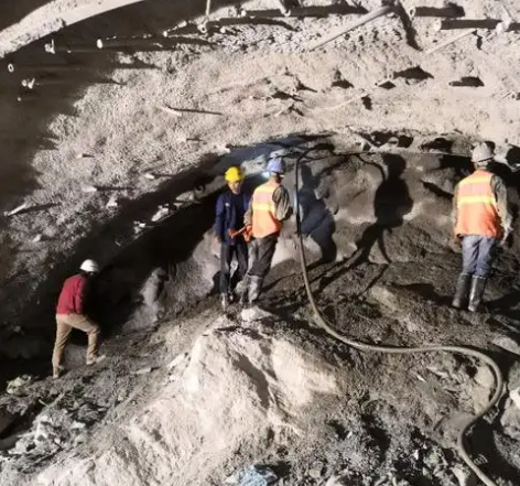 马关拱顶带模注浆料的施工流程及注意事项